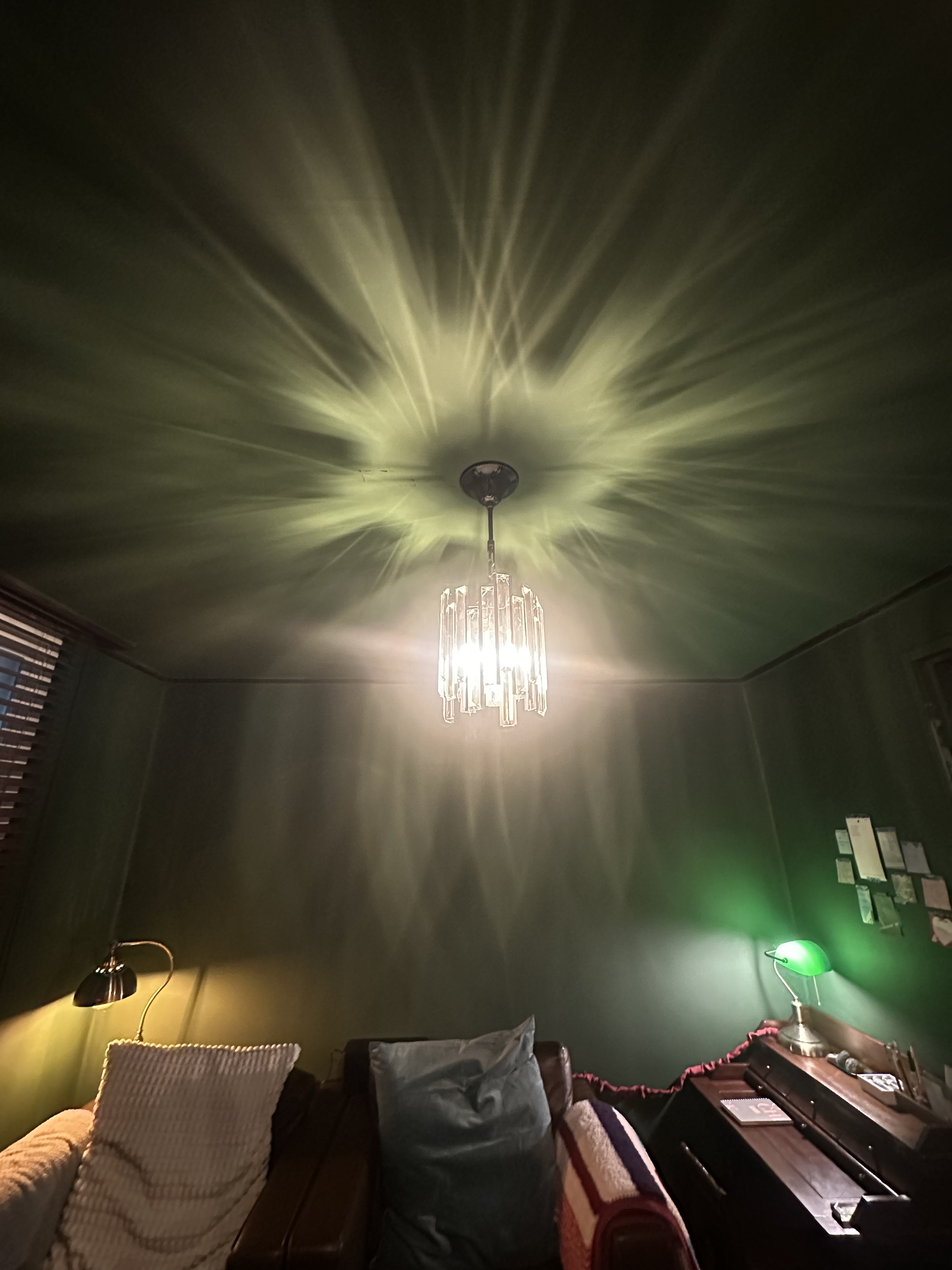 소롯 샹들리에 — 천장에 번지는 빛