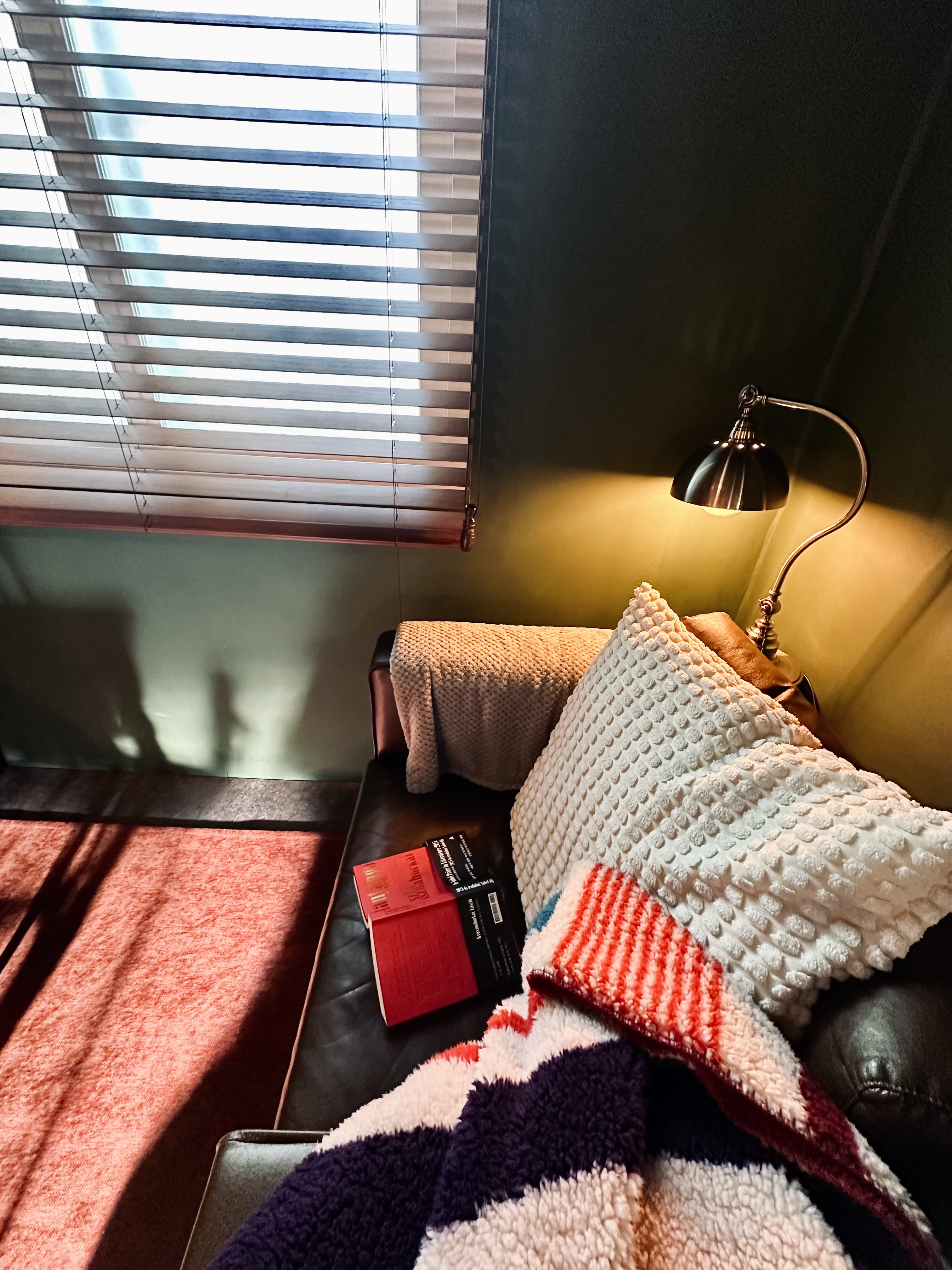 소롯 창가 소파 — 빛이 드는 오후