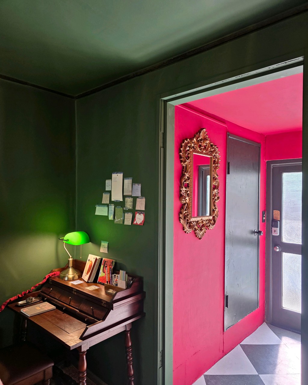 소롯 입구 — 초록과 핑크의 대비